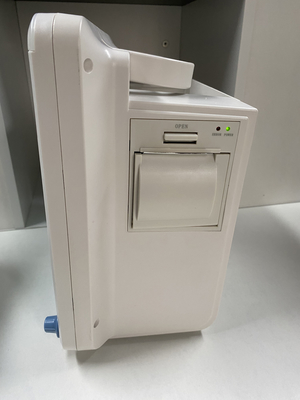Monitor de sinais vitais do paciente em UTI com carrinho