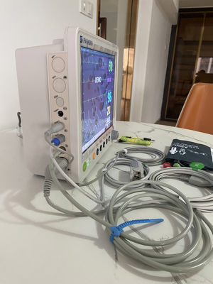 Monitor de Paciente Portátil de 5 Parâmetros com 16 Idiomas e 1 Ano de Garantia para UTI Hospitalar e Emergência