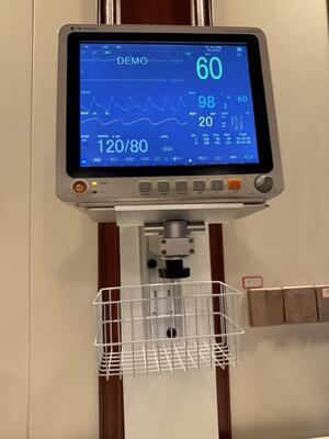 Suporte de parede de metal ajustável em altura para montagem de monitor de paciente da enfermaria