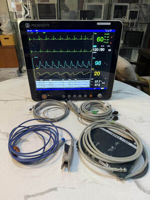 Monitor portátil de pacientes multiparâmetros com tela LCD colorida de 15 polegadas com carrinho / suporte de parede montável e design leve de 5 kg